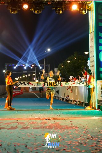 Race photo from PIK NITE RUN 2025