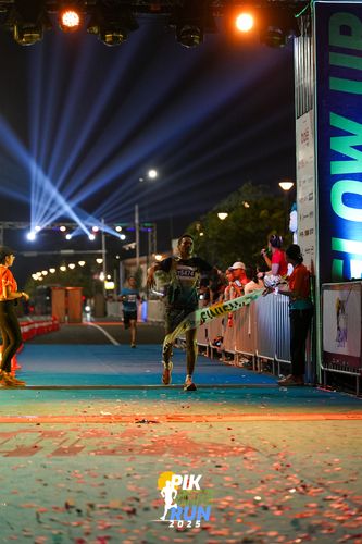 Race photo from PIK NITE RUN 2025