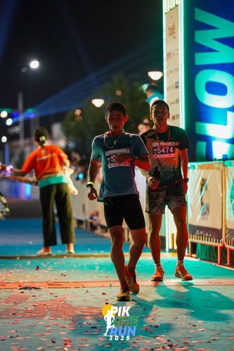 Race photo from PIK NITE RUN 2025