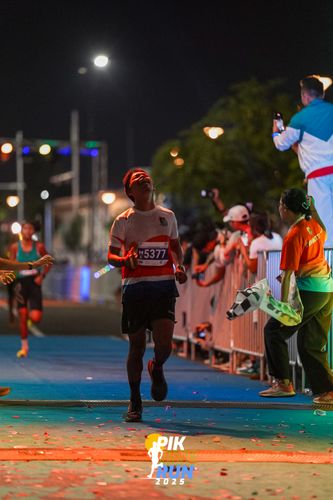 Race photo from PIK NITE RUN 2025