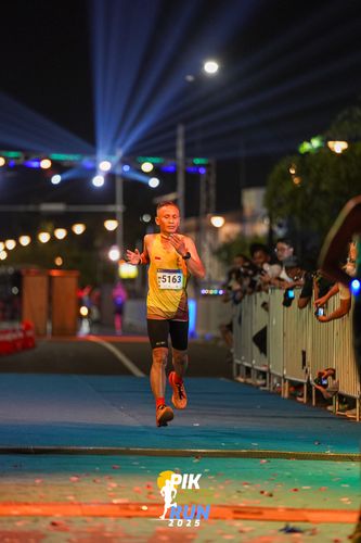 Race photo from PIK NITE RUN 2025
