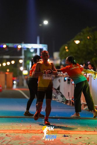 Race photo from PIK NITE RUN 2025