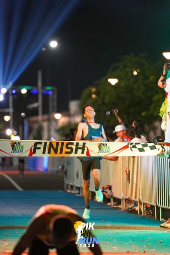Race photo from PIK NITE RUN 2025