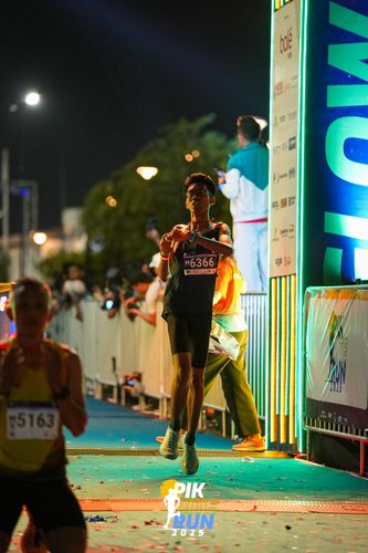 Race photo from PIK NITE RUN 2025