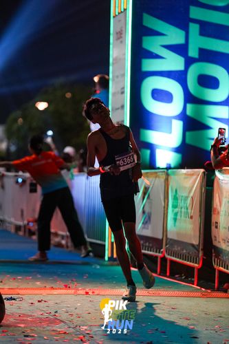Race photo from PIK NITE RUN 2025