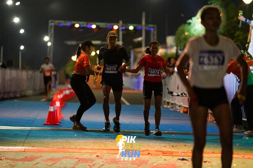 Race photo from PIK NITE RUN 2025