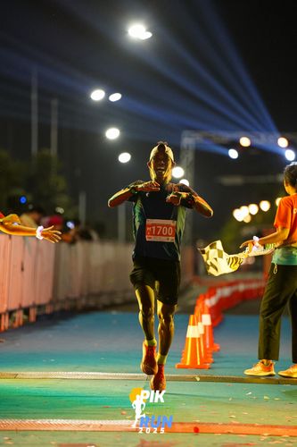 Race photo from PIK NITE RUN 2025