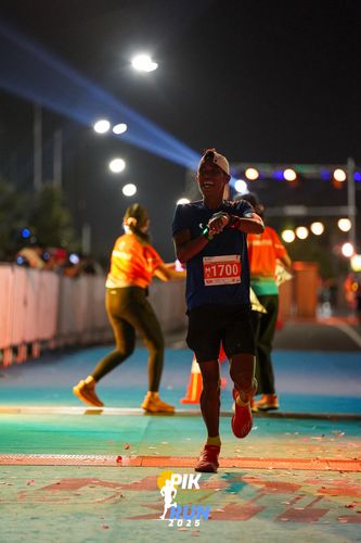Race photo from PIK NITE RUN 2025