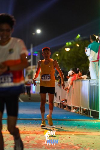 Race photo from PIK NITE RUN 2025