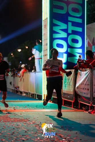 Race photo from PIK NITE RUN 2025