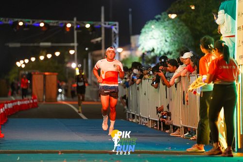 Race photo from PIK NITE RUN 2025