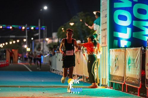 Race photo from PIK NITE RUN 2025