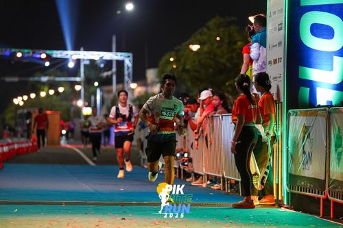 Race photo from PIK NITE RUN 2025