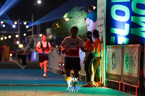 Race photo from PIK NITE RUN 2025