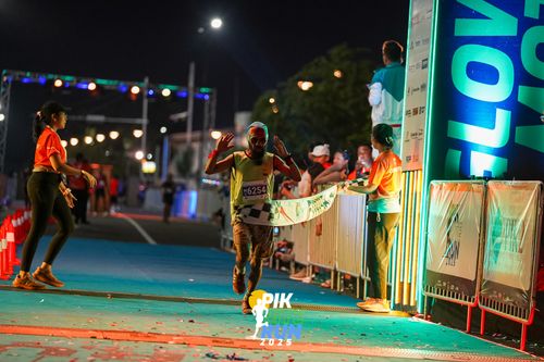 Race photo from PIK NITE RUN 2025