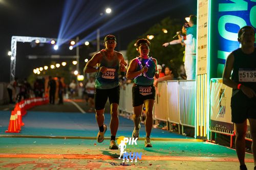 Race photo from PIK NITE RUN 2025
