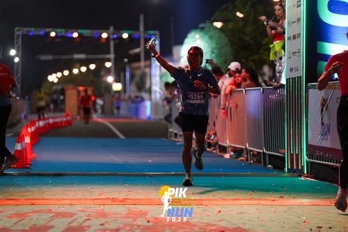 Race photo from PIK NITE RUN 2025