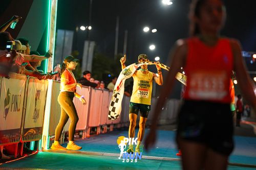Race photo from PIK NITE RUN 2025
