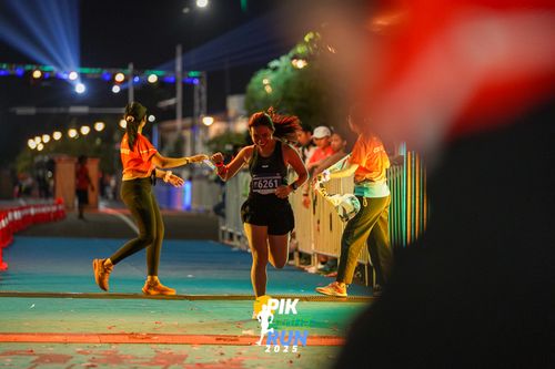 Race photo from PIK NITE RUN 2025
