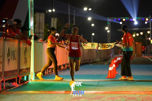 Race photo from PIK NITE RUN 2025
