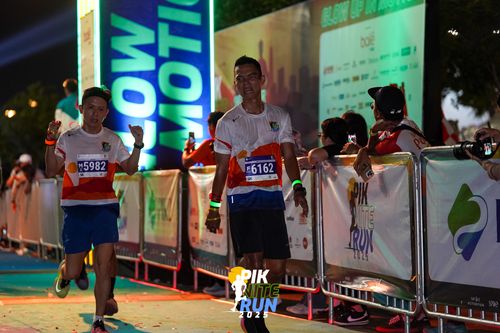 Race photo from PIK NITE RUN 2025