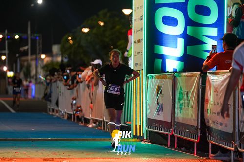 Race photo from PIK NITE RUN 2025