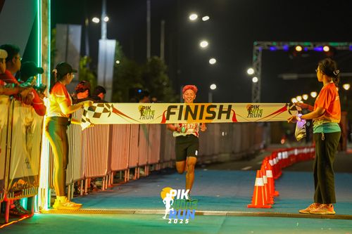 Race photo from PIK NITE RUN 2025