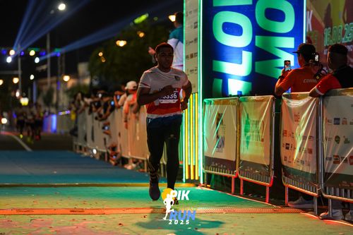 Race photo from PIK NITE RUN 2025