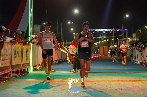 Race photo from PIK NITE RUN 2025