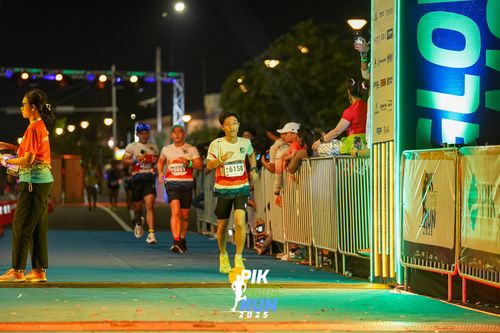 Race photo from PIK NITE RUN 2025