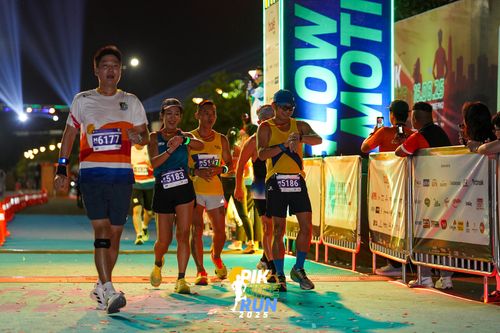 Race photo from PIK NITE RUN 2025