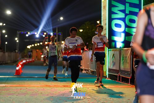 Race photo from PIK NITE RUN 2025