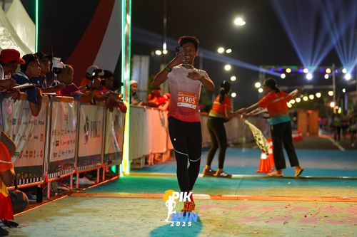 Race photo from PIK NITE RUN 2025