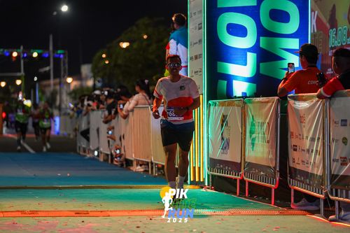 Race photo from PIK NITE RUN 2025