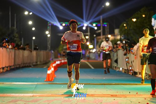 Race photo from PIK NITE RUN 2025