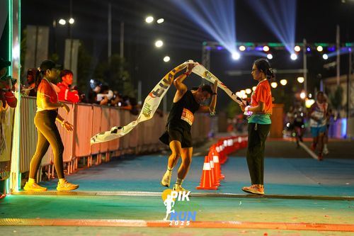 Race photo from PIK NITE RUN 2025