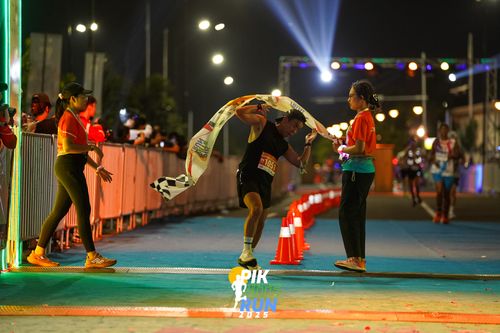 Race photo from PIK NITE RUN 2025