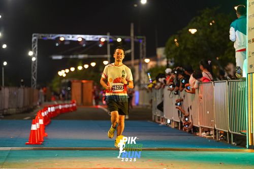 Race photo from PIK NITE RUN 2025