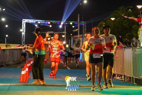 Race photo from PIK NITE RUN 2025