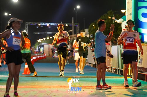 Race photo from PIK NITE RUN 2025