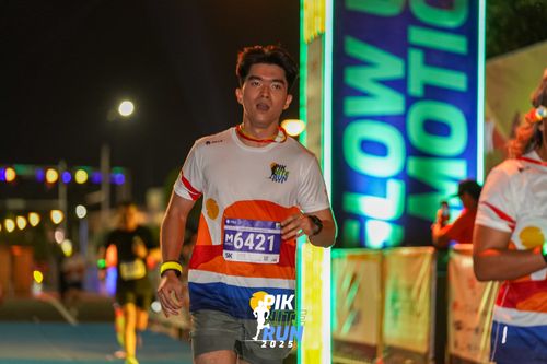Race photo from PIK NITE RUN 2025
