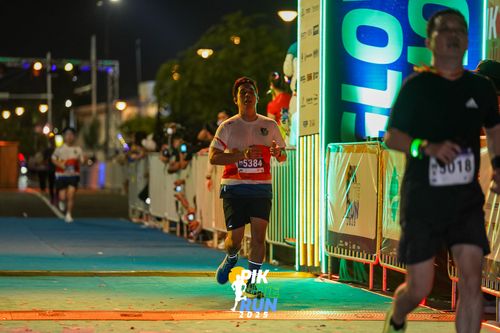 Race photo from PIK NITE RUN 2025