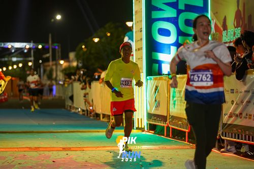 Race photo from PIK NITE RUN 2025