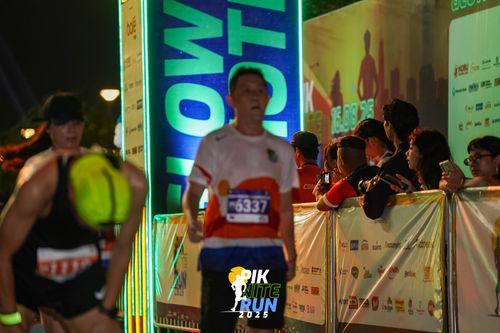 Race photo from PIK NITE RUN 2025