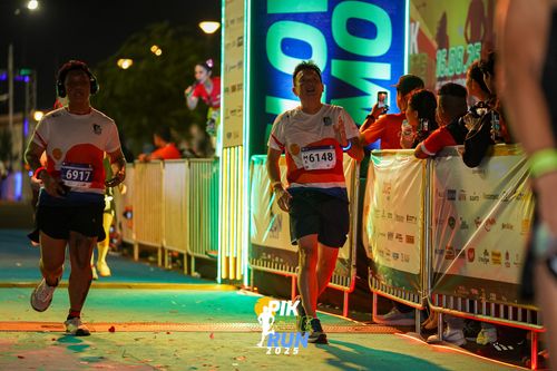 Race photo from PIK NITE RUN 2025