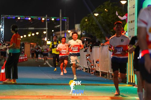 Race photo from PIK NITE RUN 2025