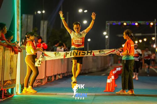 Race photo from PIK NITE RUN 2025