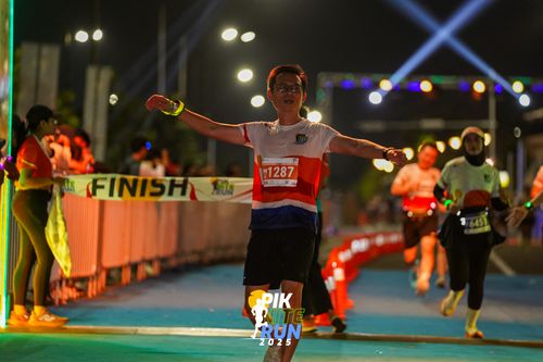 Race photo from PIK NITE RUN 2025
