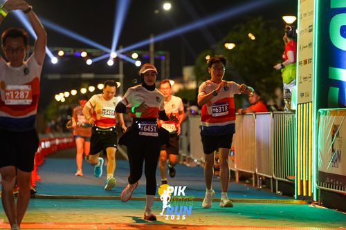 Race photo from PIK NITE RUN 2025