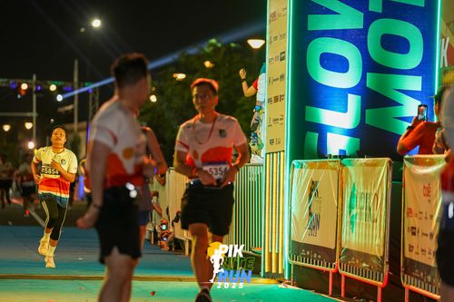 Race photo from PIK NITE RUN 2025